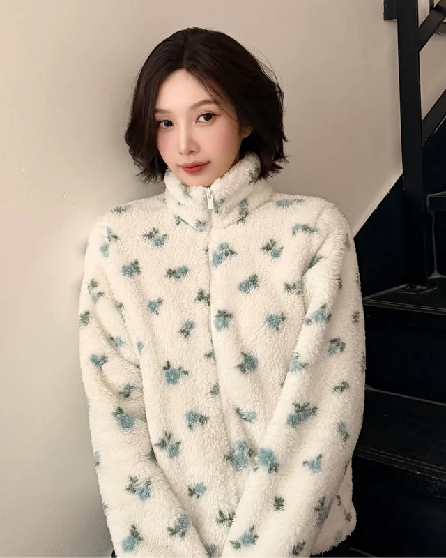 지금 필요한 활용도 좋은💙🤍조이템 요즘 자주보이는 플라워 플리스부터🪻간편한 퍼자켓까지 @참고해 조이가 아이보리 바탕에 블루 꽃무늬가 들어간 탑텐 플러피플리스 하이넥 집업을 입었어요. 조이는 지퍼를 끝까지 올려 단발 헤어와 단정하게 연출했습니다. 전지현도 입은 그 아이템이죠. 탑텐이 매 시즌 이어온 플러피플리스 라인이에요. 니트 위에 걸치면 간절기 아우터, 추워지면 코트 안 이너로 입을 수 있습니다. 겨울 사복은 퍼로 이어갔어요. BIBIY Fran 퍼 니트와 조이그라슨 화이트 퍼 자켓에 연청 데님을 매치했습니다. • 탑텐 플러피플리스 하이넥 집업 • BIBIY Fran 퍼 니트 • 조이그라슨 화이트 퍼 자켓 이미지