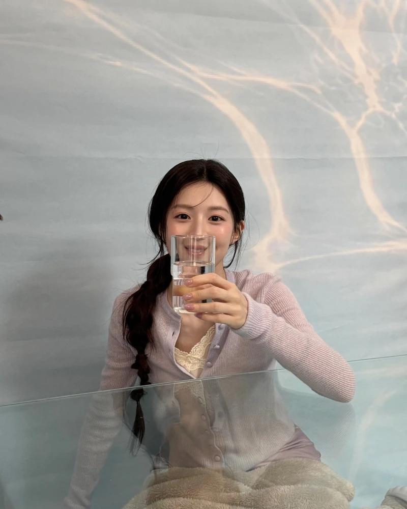 이 분위기에 귀여운건 반칙이죠 🩷
단정한 실루엣과 차분한 컬러로 힘을 뺀 스타일이 특징인 ‘현백코어’. 그 중심에 있는 고윤정과 문가영은 일상에서는 생각보다 더 장난스럽고 귀여운 모습을 보여줍니다.
평소 보여주는 차분한 분위기와는 또 다른 모습이라 더욱 눈길이 가는데요. 멋스럽게만 보였던 현백코어 언니들에게 이런 반전 매력까지 더해지니, 한층 친근하게 느껴지죠.
차분한 언니들의 이런 모습, 더 자꾸 보게 되네요. 👀 이미지1