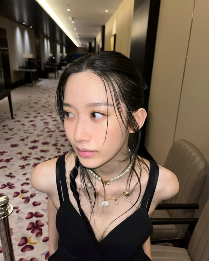 레이어드 할수록 더 예뻐진다 ✨
목걸이도 하나보다 여러 개를 겹쳐야 분위기가 살아나요.
길이와 디자인이 다른 목걸이를 함께 매치하면 밋밋한 룩에 포인트를 더할 수 있어요. 얇은 체인에 펜던트를 하나 더하거나, 초커와 롱 네크리스를 레이어드하는 식으로 조합도 다양하죠.
심플한 티셔츠부터 드레스까지 의외로 활용도가 높은 스타일링이에요. 목걸이의 길이 차이만 줘도 훨씬 자연스럽게 레이어드할 수 있습니다.
오늘은 하나 말고, 두세 개쯤 꺼내볼까요? ✨ 이미지1