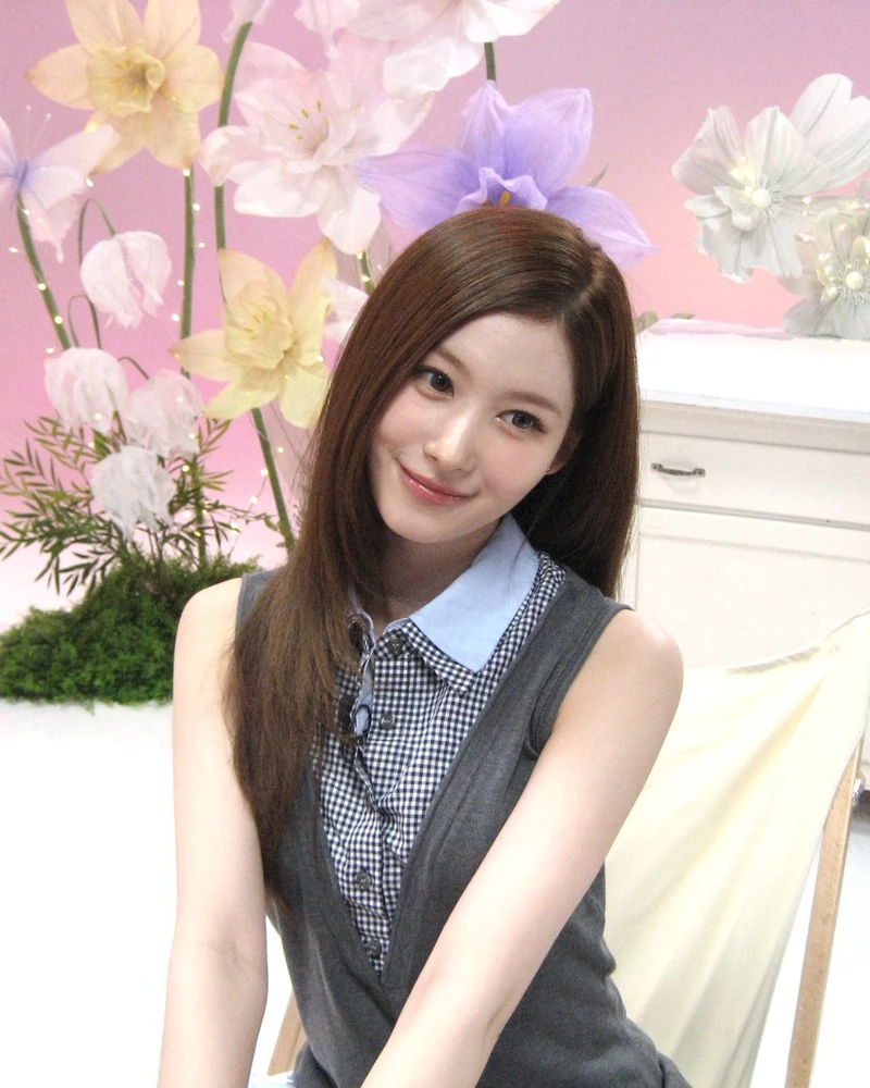 취향 따라 골라보세요 ✂️
최근 장원영의 머쉬룸컷으로 다시 주목받는 레이어드컷. 층과 컬을 어떻게 넣느냐에 따라 분위기도 달라집니다.
사나는 자연스럽게 층을 낸 중단발, 슬기는 샤프한 허쉬컷부터 귀여운 컬 레이어드까지 선보였어요. 츄는 길이감을 살린 롱 레이어드, 김채원은 펌을 더한 중단발 레이어드로 각기 다른 매력을 보여줬죠.
원하는 분위기의 레이어드컷으로 이미지 변신 어때요? 🩷 이미지2