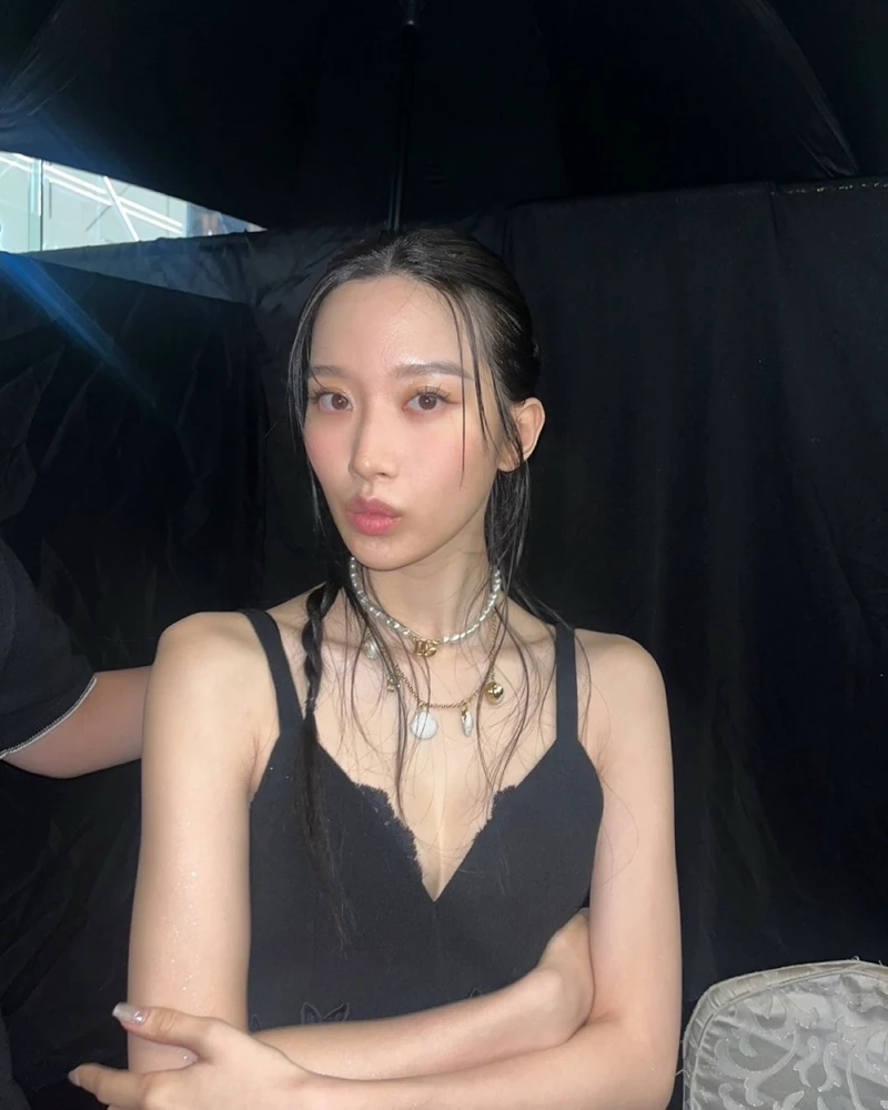 레이어드 할수록 더 예뻐진다 ✨
목걸이도 하나보다 여러 개를 겹쳐야 분위기가 살아나요.
길이와 디자인이 다른 목걸이를 함께 매치하면 밋밋한 룩에 포인트를 더할 수 있어요. 얇은 체인에 펜던트를 하나 더하거나, 초커와 롱 네크리스를 레이어드하는 식으로 조합도 다양하죠.
심플한 티셔츠부터 드레스까지 의외로 활용도가 높은 스타일링이에요. 목걸이의 길이 차이만 줘도 훨씬 자연스럽게 레이어드할 수 있습니다.
오늘은 하나 말고, 두세 개쯤 꺼내볼까요? ✨ 이미지2