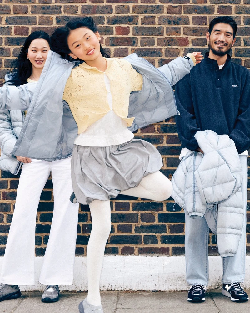 장윤주네💙🩶셋이 맞춘 '이 패딩'
가족 다 같이, 런던 패밀리룩🇬🇧 뉴발 플라잉 애쉬블루로 귀엽게
장윤주가 남편 정승민, 딸 리사와 런던 여행 중 뉴발란스 가족 화보를 찍었어요. 셋 다 애쉬블루 플라잉77 경량 구스다운을 입었죠.
장윤주는 화이트 와이드 팬츠, 리사는 그레이 스커트에 화이트 타이츠, 정승민은 그레이 팬츠를 매치했습니다.
7데니어 원사에 7셀 코팅 원단을 쓴 구스다운으로, 성인·키즈가 같은 컬러예요. 한겨울용 헤비 버전은 공식몰 런칭 캘린더에서 확인할 수 있습니다.
뉴발란스 장윤주 패밀리룩 다운:
• UNI 플라잉77 슈퍼라이트 후드형 경량 구스다운
• UNI 플라잉77 슈퍼라이트 후드형 헤비 구스다운
• 키즈 플라잉 경량다운
• 키즈 플라잉 라이트 헤비 다운 이미지2