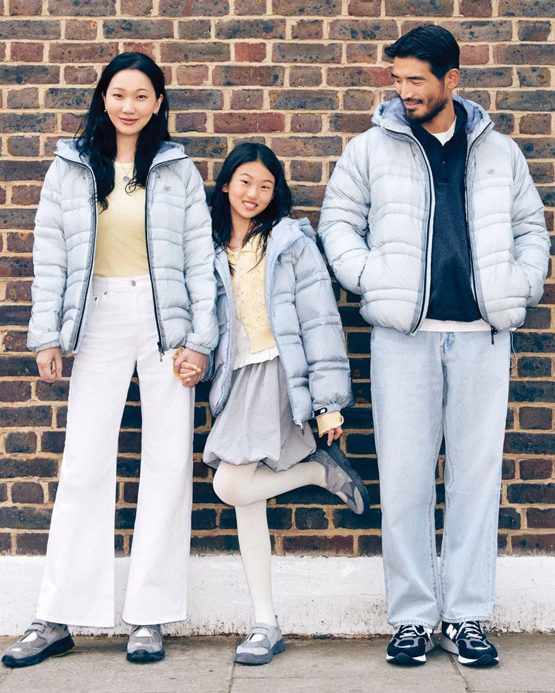 장윤주네💙🩶셋이 맞춘 '이 패딩'
가족 다 같이, 런던 패밀리룩🇬🇧 뉴발 플라잉 애쉬블루로 귀엽게
장윤주가 남편 정승민, 딸 리사와 런던 여행 중 뉴발란스 가족 화보를 찍었어요. 셋 다 애쉬블루 플라잉77 경량 구스다운을 입었죠.
장윤주는 화이트 와이드 팬츠, 리사는 그레이 스커트에 화이트 타이츠, 정승민은 그레이 팬츠를 매치했습니다.
7데니어 원사에 7셀 코팅 원단을 쓴 구스다운으로, 성인·키즈가 같은 컬러예요. 한겨울용 헤비 버전은 공식몰 런칭 캘린더에서 확인할 수 있습니다.
뉴발란스 장윤주 패밀리룩 다운:
• UNI 플라잉77 슈퍼라이트 후드형 경량 구스다운
• UNI 플라잉77 슈퍼라이트 후드형 헤비 구스다운
• 키즈 플라잉 경량다운
• 키즈 플라잉 라이트 헤비 다운 이미지1