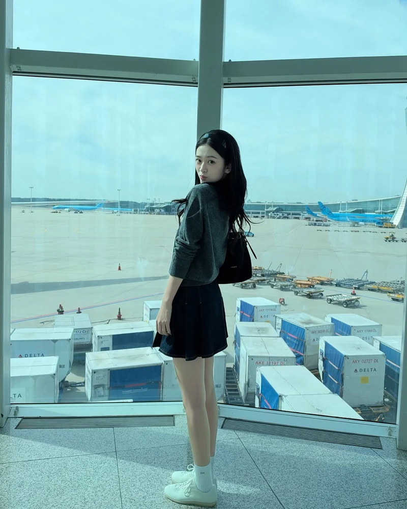 안유진이 라코스테 2027 봄, 여름 컬렉션 쇼 참석을 위해 파리로 출국했습니다.🇫🇷🐊
라코스테 앰버서더인 안유진은 그레이 니트에 데님 스커트, 버킷백과 스니커즈를 매치해 편안한 프렌치룩을 완성했습니다. 미니멀한 컬러와 캐주얼한 아이템의 조화가 돋보이는 공항 패션입니다. 이미지2