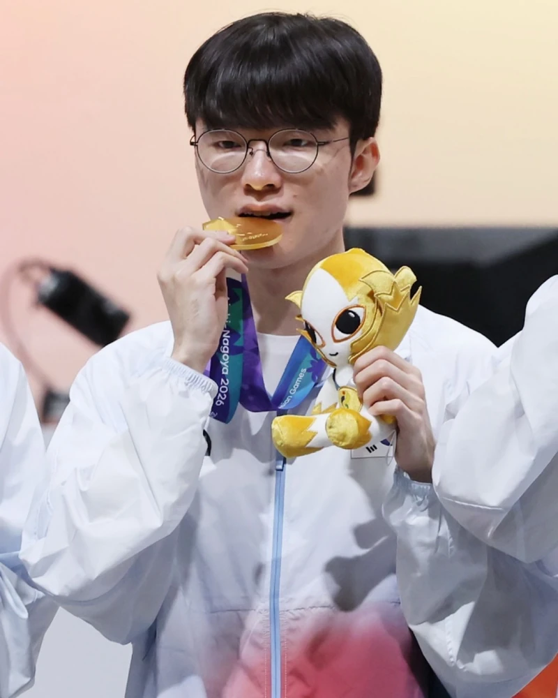 2026 아시안게임 오전 브리핑🎙️
어제 대한민국에 무슨 일이 있었을까? 🇰🇷🥇
10월 3일 오전 기준 대한민국은 금메달 33개·은메달 39개·동메달 62개, 총 134개로 종합 3위를 기록하고 있습니다.
🎮 LoL 대표팀이 대만을 3-0으로 꺾고 아시안게임 2연패를 달성했습니다. 페이커 이상혁을 비롯해 최우제·김건우·류민석·김건부·이민형이 금메달을 목에 걸었습니다.
🏹 양궁에서는 김우진·이우석·김제덕이 남자 단체전 금메달, 강채영·이윤지·오예진이 여자 단체전 은메달, 김제덕·강채영이 혼성 단체전 동메달을 차지했습니다.
⛵️ 요트에서는 하지민이 개인 통산 네 번째 아시안게임 금메달을 따냈고, 김창주·이경진은 혼성 딩기 은메달을 추가했습니다.
🥋 유도에서는 김민주·이현지가 은메달, 김민종·김종훈·한주엽이 동메달을 획득했습니다.
🥊 복싱에서는 장동환·김민성이 은메달, 주짓수에서는 박성후·임언주가 은메달, 박재운이 동메달을 추가했습니다.
🎾 테니스 남자 복식에서는 남지성·박의성 조가 은메달을 차지했습니다.
오늘도 양궁 리커브 개인전, 태권도, 골프, 스포츠클라이밍 등에서 대한민국의 메달 레이스가 이어집니다.
어제 하루, 대한민국이 만들어낸 메달의 순간들을 한눈에 만나보세요. 이미지2