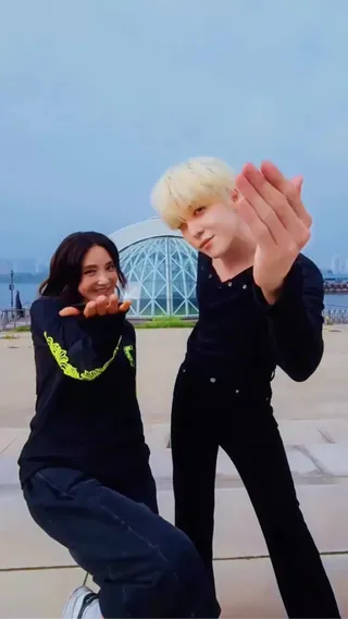 VIP 말아주는 디젤 왕자님 윤호🫅🤩
에이티즈 윤호가 K팝 디바 바다와 VIP 챌린지를 함께 했습니다. 둘의 춤선 왜 이렇게 잘 맞죠?
이미지