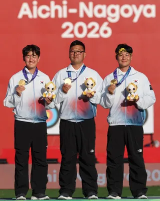 2026 아시안게임 오전 브리핑🎙️
어제 대한민국에 무슨 일이 있었을까? 🇰🇷🥇
10월 3일 오전 기준 대한민국은 금메달 33개·은메달 39개·동메달 62개, 총 134개로 종합 3위를 기록하고 있습니다.
🎮 LoL 대표팀이 대만을 3-0으로 꺾고 아시안게임 2연패를 달성했습니다. 페이커 이상혁을 비롯해 최우제·김건우·류민석·김건부·이민형이 금메달을 목에 걸었습니다.
🏹 양궁에서는 김우진·이우석·김제덕이 남자 단체전 금메달, 강채영·이윤지·오예진이 여자 단체전 은메달, 김제덕·강채영이 혼성 단체전 동메달을 차지했습니다.
⛵️ 요트에서는 하지민이 개인 통산 네 번째 아시안게임 금메달을 따냈고, 김창주·이경진은 혼성 딩기 은메달을 추가했습니다.
🥋 유도에서는 김민주·이현지가 은메달, 김민종·김종훈·한주엽이 동메달을 획득했습니다.
🥊 복싱에서는 장동환·김민성이 은메달, 주짓수에서는 박성후·임언주가 은메달, 박재운이 동메달을 추가했습니다.
🎾 테니스 남자 복식에서는 남지성·박의성 조가 은메달을 차지했습니다.
오늘도 양궁 리커브 개인전, 태권도, 골프, 스포츠클라이밍 등에서 대한민국의 메달 레이스가 이어집니다.
어제 하루, 대한민국이 만들어낸 메달의 순간들을 한눈에 만나보세요. 이미지