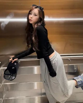 쉬는 날엔 편한 게 최고야👍🏻 집과 밖에서 모두 손이 가는 트레이닝 팬츠의 무한 매력 😉🎶 꾸안꾸 분위기는 물론, 티셔츠 하나만 매치해도 자연스럽게 코디가 완성되는 아이템인데요. 요즘같은 날씨에 가볍게 외출하거나 평소에 두루 활용하기 좋아 하나쯤 장만해 두기 딱 좋습니다. 이미지