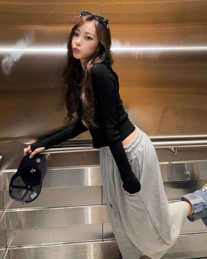 쉬는 날엔 편한 게 최고야👍🏻
집과 밖에서 모두 손이 가는 트레이닝 팬츠의 무한 매력 😉🎶
꾸안꾸 분위기는 물론, 티셔츠 하나만 매치해도 자연스럽게 코디가 완성되는 아이템인데요. 요즘같은 날씨에 가볍게 외출하거나 평소에 두루 활용하기 좋아 하나쯤 장만해 두기 딱 좋습니다. 이미지1