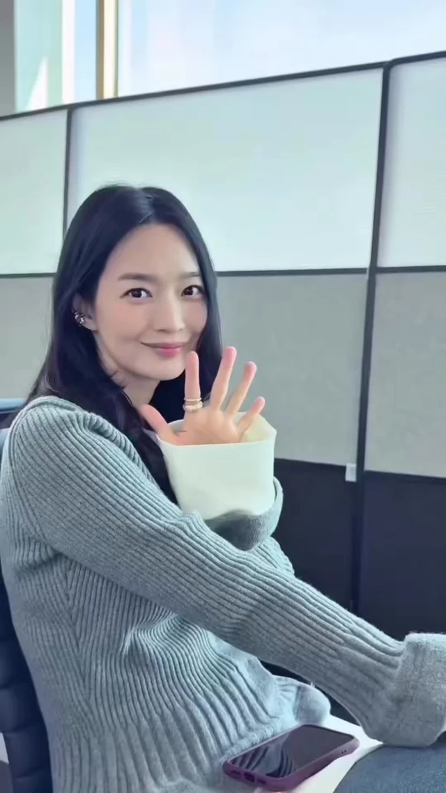 설렘, 청순, 비주얼 오늘 다 민아 언니꺼🫶 루이 비통 2027 봄, 여름 컬렉션 쇼에 참석하기 위해 파리로 떠나는 신민아 배우. 이미지