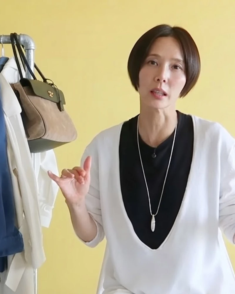 김나영이 요즘 매일같이 입고 쓰는 가을 패션템🤎
'언니 그거 뭐에요?' 아이템 중 패션앤스타일이 주목한 아이템 5가지를 소개합니다.
1. 브이넥 니트
벳우먼 브이넥 니트. 김나영은 이번 가을 패션의 핵심 아이템으로 ‘딥 브이넥’ 니트를 꼽았습니다. 성근 짜임이 특징으로, 여름부터 가을까지 다양하게 레이어드하기 좋다고 소개했습니다.
2. 목걸이
리에 스튜디오 목걸이. 딥 브이넥 니트와 매치해 스타일링의 완성도를 높여주는 아이템입니다. 실버 컬러 특유의 청량하면서도 영한 무드가 돋보입니다.
3. 양말
아모멘토 플러스 양말. 착용감은 쫀쫀하지만 조임이 심하지 않아 운동할 때는 물론 평소에도 신기 좋은 아이템. 김나영이 직접 ‘대박템’으로 소개한 양말입니다.
4. 블러셔
이사마야(ISAMAYA) POUT. 일명 ‘김나영 블러셔’로 불리는 제품으로, 김나영 역시 파우치 바닥이 보일 정도로 애용한다고 밝혔습니다.
5. 립
헤라 센슈얼 누드 글로스 ‘플러티’. 입술을 맑고 투명하게 연출해 한층 어려 보이는 느낌을 주는 컬러입니다. 여러 가방에 하나씩 넣어둘 정도로 애용하는 립 제품이라고 합니다. 이미지1