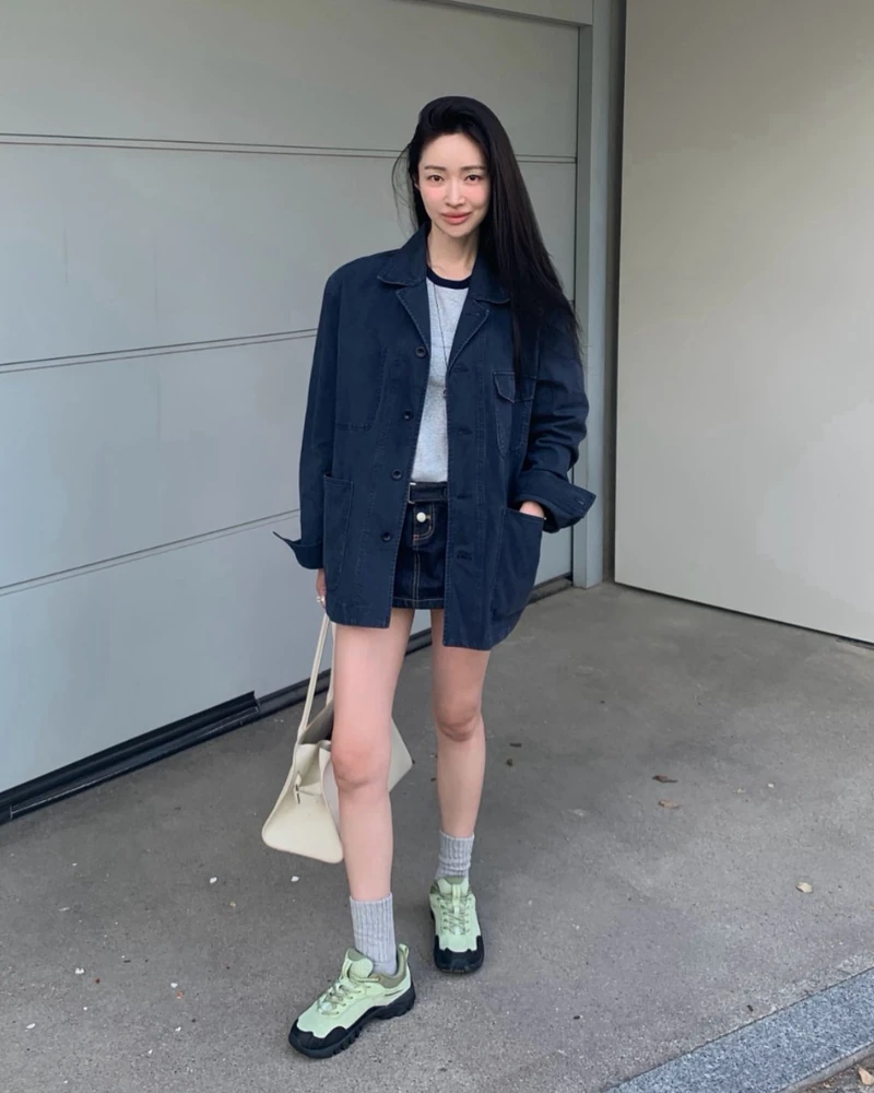 애매한 날씨에 제격인 아우터 3🍂
아침저녁으로 쌀쌀하고 낮에는 따뜻한 애매한 날씨. 오히려 다양한 아우터를 즐기기 좋은 때입니다.
코튼부터 스웨이드, 가죽까지 소재만 달리해도 분위기가 확 달라질 수 있는데요. 다만 기장은 중간 길이로 준비하세요.
먼저 워크 자켓은 중성적이고 캐주얼한 매력이 돋보이는 간절기 아이템. 원피스처럼 여성스러운 룩에 툭 걸치면 적당한 믹스매치가 완성됩니다
실패 없는 레더 자켓. 데님부터 스커트까지 어디에나 잘 어울리는 만능 아우터죠.
마지막 스웨이드 자켓은 특유의 부드러운 질감으로 따뜻하고 차분한 분위기를 더하며, 올블랙 룩과 매치하면 한층 시크하게 연출할 수 있죠. 이미지1