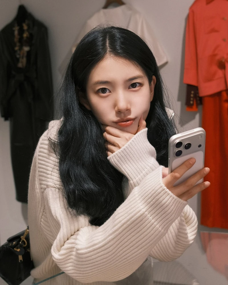 오늘도 배숮이한테 반했다,,😍
셀린느 2027 봄, 여름 쇼에 참석했던 수지인데요. 셀린느 스토어 및 파리의 일상 비하인드를 공개했습니다. 아침부터 수지 얼굴 만나보세요. 이미지2