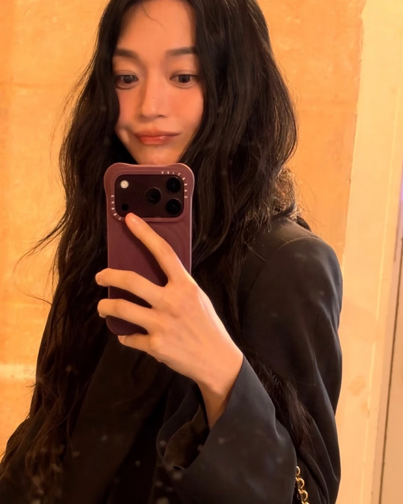 루이비통 27SS 전❤️🤍민아공주
셀카로 기대감을 벌써 주네요.. 이번엔 또 얼마나 이쁘려고..😢 이미지1