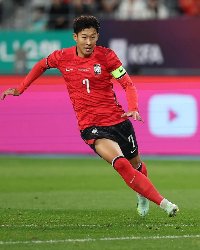 손흥민이 한국 축구의 역사를 새로 썼습니다. 🇰🇷⚽️
손흥민은 6일 용인 미르스타디움에서 열린 우즈베키스탄과의 친선경기에서 전반 6분 환상적인 프리킥 선제골을 터뜨렸습니다.
이 골로 A매치 통산 59호 골을 기록한 손흥민은 차범근 전 대표팀 감독의 58골을 넘어 한국 남자 축구대표팀 A매치 최다 득점 기록을 새롭게 세웠습니다.
통산 151번째 A매치에서 만들어낸 역사적인 골. 대한민국 축구의 캡틴 손흥민이 또 하나의 전설을 써 내려갔습니다. 이미지1