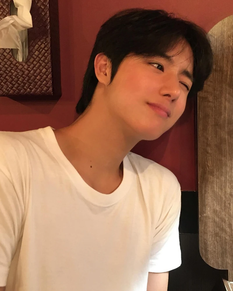 군복이 퍼컬인 청춘영화 남주?🤩
그룹 ATBO 출신 정승환이 군 복무 중 뜨거운 관심을 받고 있습니다. 최근 ‘2026 지상군페스티벌’ 무대에서 에이티즈 ‘BAD’, 워너원 ‘에너제틱’, 아일릿 ‘It’s Me’ 등의 퍼포먼스를 선보인 모습이 직캠을 통해 빠르게 확산된 것인데요.
아이돌 출신다운 춤 실력과 무대 매너, 군복 차림의 비주얼까지 화제가 되며 국내는 물론 해외 팬들의 관심도 이어지고 있습니다. 특히 약 3만 명이었던 개인 SNS 팔로워가 10월 6일 기준 25만 명을 넘어서며 며칠 만에 8배 이상 급증했습니다.
지난해 10월 입대한 그는 2027년 4월 전역을 앞두고 있는데요. ‘역주행’을 시작한 정승환. 전역 후 행보에 벌써 기대감이 100% .👀 이미지2