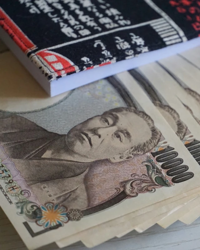 일본 여행 계획 있으면 체크💴✅ 엔화 100엔당 849원… 작년보다 9만 원 가까이 싸졌다 원·엔 환율이 100엔당 849원까지 내려왔습니다. 10월 6일 오전 7시 기준으로 850원선 아래이고, 최근 석 달 최저였던 851원도 밑돌았어요. 지난해 9월 초엔 937원대였습니다. 같은 10만 엔을 바꾸면 그때보다 8만 8천 원가량 덜 듭니다. 원화가 강해지고 엔화가 달러 대비 약해진 흐름이 겹친 결과입니다. 엔화가 850원대로 내려온 8월 말, 4대 은행 엔화 예금은 1조 3,456억 엔으로 역대 최대를 찍었습니다. 이미지