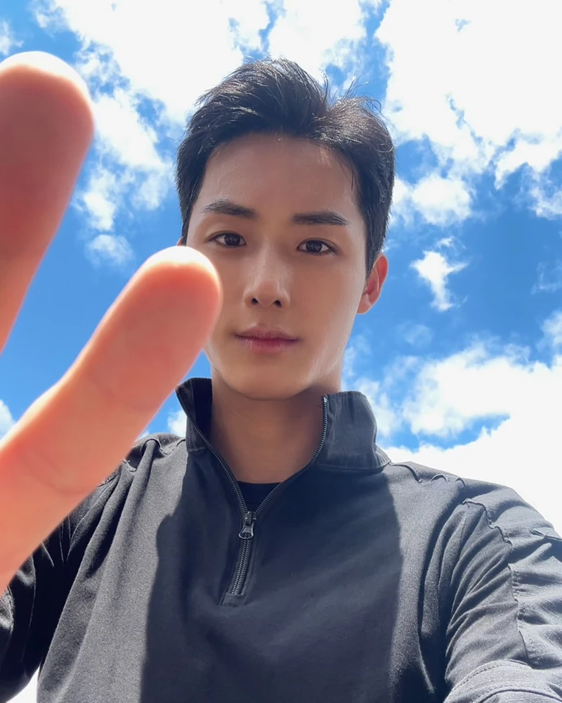 군복이 퍼컬인 청춘영화 남주?🤩
그룹 ATBO 출신 정승환이 군 복무 중 뜨거운 관심을 받고 있습니다. 최근 ‘2026 지상군페스티벌’ 무대에서 에이티즈 ‘BAD’, 워너원 ‘에너제틱’, 아일릿 ‘It’s Me’ 등의 퍼포먼스를 선보인 모습이 직캠을 통해 빠르게 확산된 것인데요.
아이돌 출신다운 춤 실력과 무대 매너, 군복 차림의 비주얼까지 화제가 되며 국내는 물론 해외 팬들의 관심도 이어지고 있습니다. 특히 약 3만 명이었던 개인 SNS 팔로워가 10월 6일 기준 25만 명을 넘어서며 며칠 만에 8배 이상 급증했습니다.
지난해 10월 입대한 그는 2027년 4월 전역을 앞두고 있는데요. ‘역주행’을 시작한 정승환. 전역 후 행보에 벌써 기대감이 100% .👀 이미지1