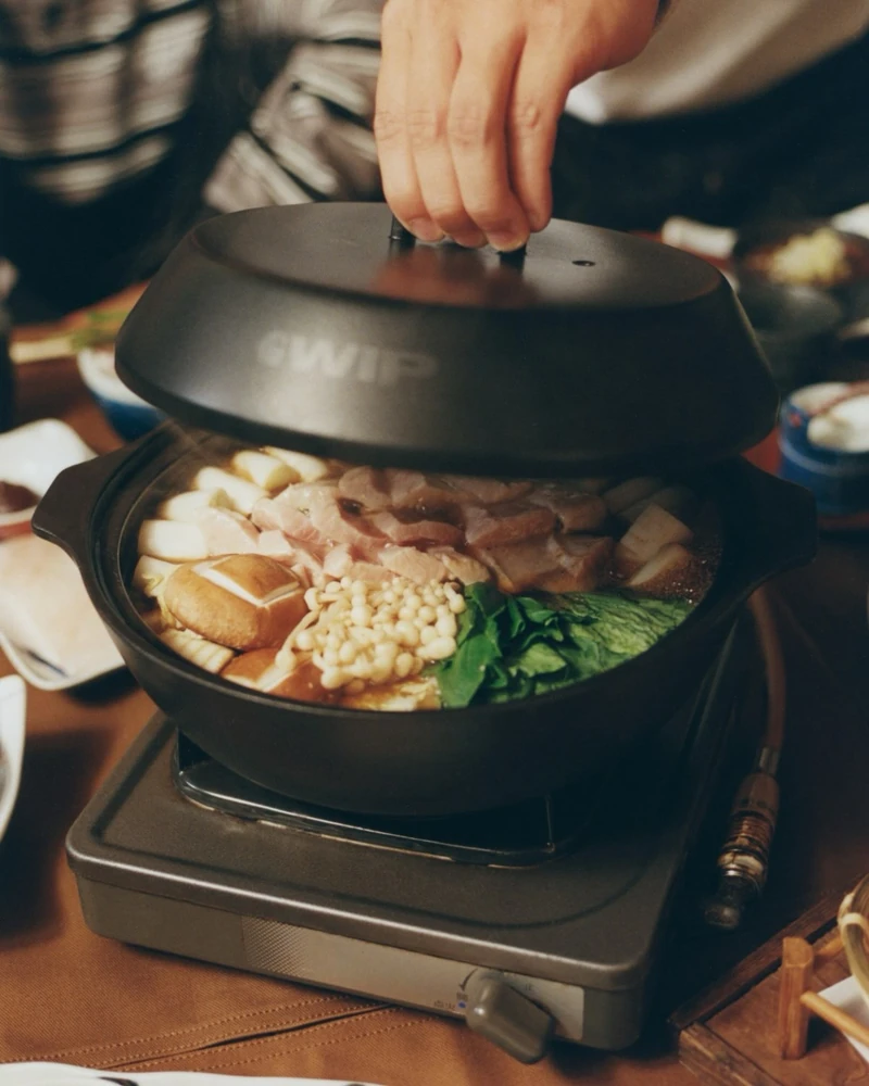 이번 캠핑, 우린 부대찌개 어때요?!🔥
칼하트 WIP × 킨토 세라믹 팟 출시👨🏻🍳🏕️직화 되는 225유로 냄비
칼하트 WIP가 일본 생활용품 브랜드 킨토(KINTO)와 세라믹 냄비를 냈습니다. 킨토의 '카코미(Kakomi)' 라인을 검정과 회색으로 바꾸고 WIP 로고를 넣은 제품이에요. 일본 전통 냄비 도나베를 지금 식으로 다시 만든 디자인입니다.
직화와 오븐, 전자레인지에 다 쓸 수 있고 스테인리스 찜판이 함께 들어 있습니다. 찜과 조림, 오래 끓이는 요리용이라 캠핑장에서 부대찌개를 올려도 되는 구조예요. 미국 작업복 브랜드 냄비에 미군 부대에서 시작된 찌개, 따지고 보면 궁합도 맞습니다.
유럽에선 225유로, 미국은 255달러로 출시를 앞뒀고 국내 일정은 아직 나오지 않았습니다.
이미지1