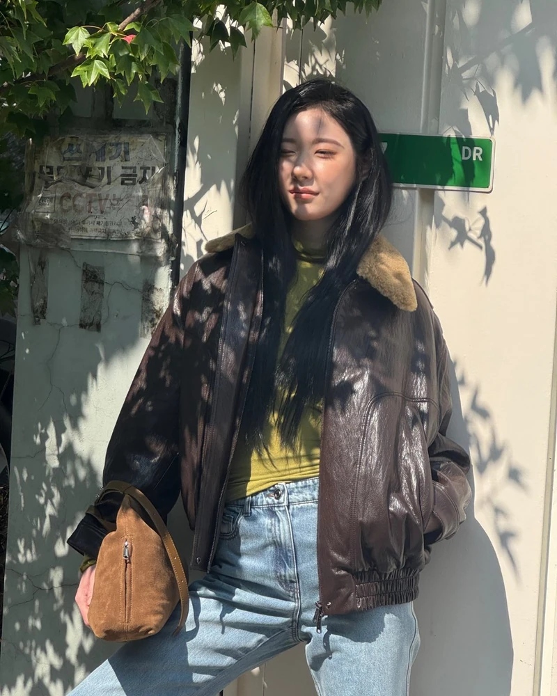 요즘 내 똑순이 가을여자💚🤎 채령
채령이 소개하는 가을 아우터 2가지🍁 점퍼 & 자켓 코디 기억해둬!
1. 조이그라이슨 퍼칼라 레더 점퍼
채령은 터틀넥 위에 브라운 레더 점퍼를 걸치고, 초코 무스 컬러 스웨이드 숄더백까지 브라운 톤으로 코디했어요. 점퍼의 퍼 칼라는 떼어 낼 수 있어 초가을엔 레더 점퍼로만 입어도 됩니다.
2. 조이그라이슨 트위드 자켓
옐로 트위드 자켓 한 벌로 룩 전체에 컬러 포인트를 줬죠. 밝은 컬러의 모던 트위드라 출근룩과 주말 약속룩 어디에도 활용하기 좋습니다.
채령 가을코디 아이템 정보:
• 조이그라이슨 퍼칼라 레더 점퍼, 45만 원대
• 조이그라이슨 텐셀 터틀넥 저지 톱, 6만 원대
• 조이그라이슨 틸드 숄더백 스웨이드, 37만 원대
• 조이그라이슨 트위드 자켓, 25만 원대 이미지2