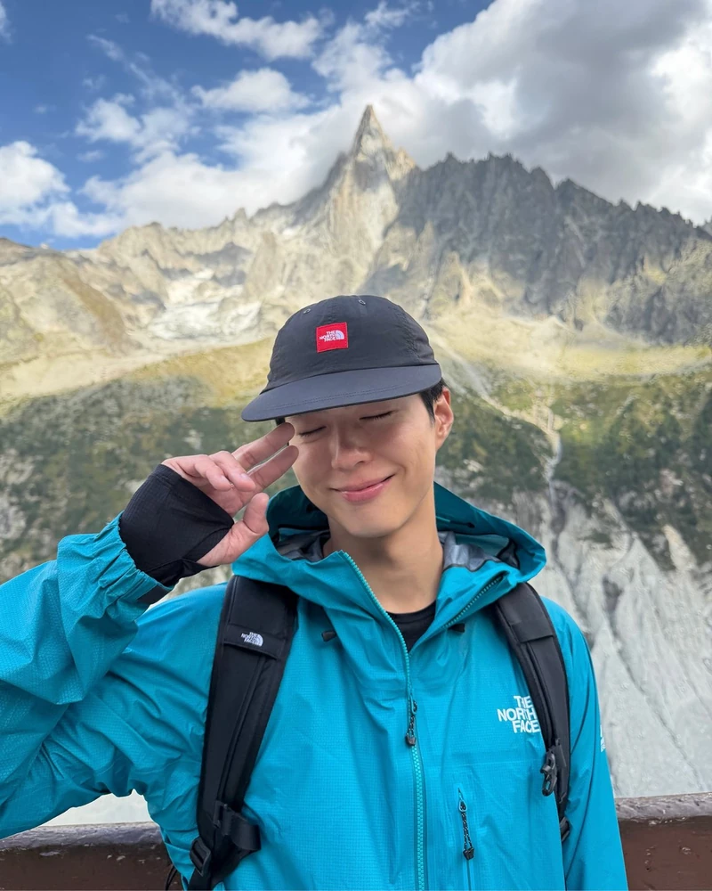 박보검의 유럽 여행 근황🏃🏻♂️⛰️
마라톤부터 알프스 하이킹까지
박보검이 유럽에서 보낸 순간들을 공개했습니다.
지난 9월 27일 ‘BMW 베를린 마라톤 2026’에서 42.195km 풀코스를 완주한 데 이어, 스위스, 프랑스, 이탈리아를 잇는 투르 뒤 몽블랑(TMB) 하이킹에도 나섰는데요. 바르셀로나에서 열린 KBS ‘뮤직뱅크’ 월드투어에서는 MC로 무대에 올랐습니다. 빡빡한 일정 사이 나무 그늘 아래서 여유를 챙기는 모습까지. 달리고 걷고 일하며 유럽을 제대로 만끽한 박보검의 근황입니다. 이미지2