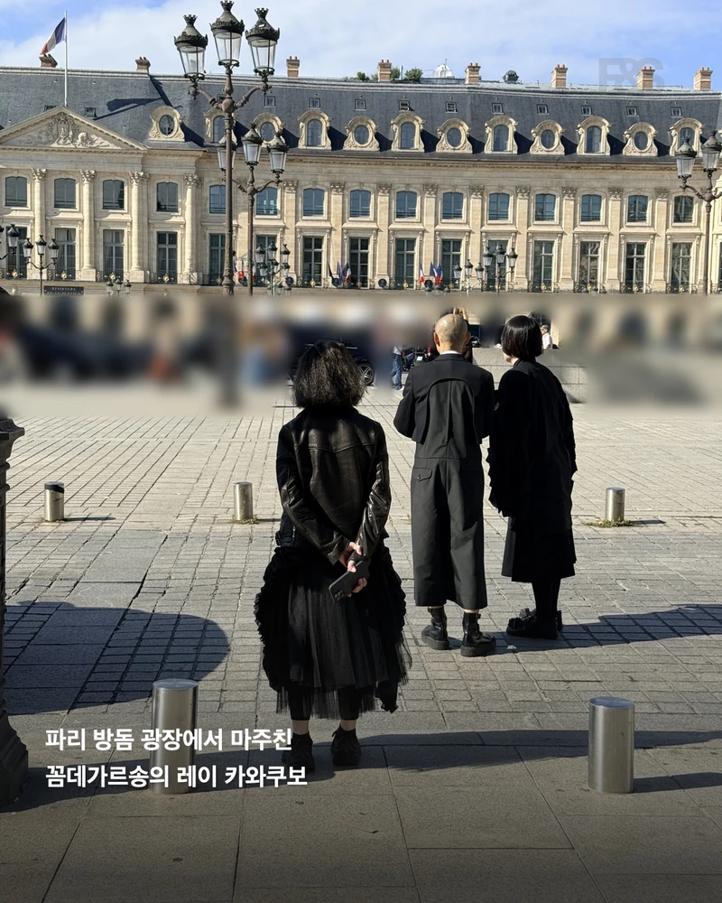 파리 패션위크 묘미는 꼼데다🖤🤍
파리 방돔에서 레이 카와쿠보 마주치며👑 꼼데 가르송 27SS 쇼룸
파리 방돔 광장에서 꼼데가르송의 레이 카와쿠보(Rei Kawakubo)를 마주쳤습니다. 블랙 레더 재킷에 튤 스커트 차림이었어요. 좀처럼 모습을 드러내지 않는 디자이너라 더 반가웠죠.
27SS의 단 한 줄 설명은 "왕실의 삶과 일상이 하나가 될 때"예요. 거의 모든 룩이 흰 패브릭 왕관을 썼고, 예복 같은 볼륨을 데님과 핀스트라이프로 만들었어요. 해외 매체는 "We'll Never Be Royals"라고 짚었죠.
쇼룸에선 꼼데의 레드 폴카 도트가 꽃처럼 부풀었고, 주름 소매 셔츠와 손으로 엮은 니트, 존 플루보그·살로몬 슈즈가 이어졌습니다. 이미지2