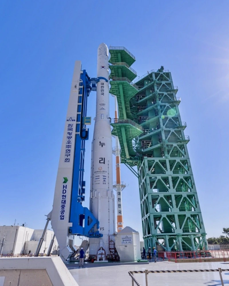 누리호, 오늘 낮 다섯 번째 우주로🚀
한국형발사체 누리호가 오늘 오후 12시 25분, 다섯 번째 우주 비행에 나섭니다. 이번 발사에는 초소형군집위성 2~6호 5기와 큐브위성 10기 등 총 15기의 위성이 실립니다.
특히 여러 기의 주탑재위성을 고도 570km 궤도에 순차적으로 분리하는 첫 임무에 도전합니다. 한화에어로스페이스의 발사 준비, 운용 참여도 확대되면서 민간 주도 우주개발로 향하는 중요한 시험대가 될 전망입니다. 이미지1