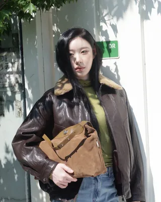 요즘 내 똑순이 가을여자💚🤎 채령 채령이 소개하는 가을 아우터 2가지🍁 점퍼 & 자켓 코디 기억해둬! 1. 조이그라이슨 퍼칼라 레더 점퍼 채령은 터틀넥 위에 브라운 레더 점퍼를 걸치고, 초코 무스 컬러 스웨이드 숄더백까지 브라운 톤으로 코디했어요. 점퍼의 퍼 칼라는 떼어 낼 수 있어 초가을엔 레더 점퍼로만 입어도 됩니다. 2. 조이그라이슨 트위드 자켓 옐로 트위드 자켓 한 벌로 룩 전체에 컬러 포인트를 줬죠. 밝은 컬러의 모던 트위드라 출근룩과 주말 약속룩 어디에도 활용하기 좋습니다. 채령 가을코디 아이템 정보: • 조이그라이슨 퍼칼라 레더 점퍼, 45만 원대 • 조이그라이슨 텐셀 터틀넥 저지 톱, 6만 원대 • 조이그라이슨 틸드 숄더백 스웨이드, 37만 원대 • 조이그라이슨 트위드 자켓, 25만 원대 이미지