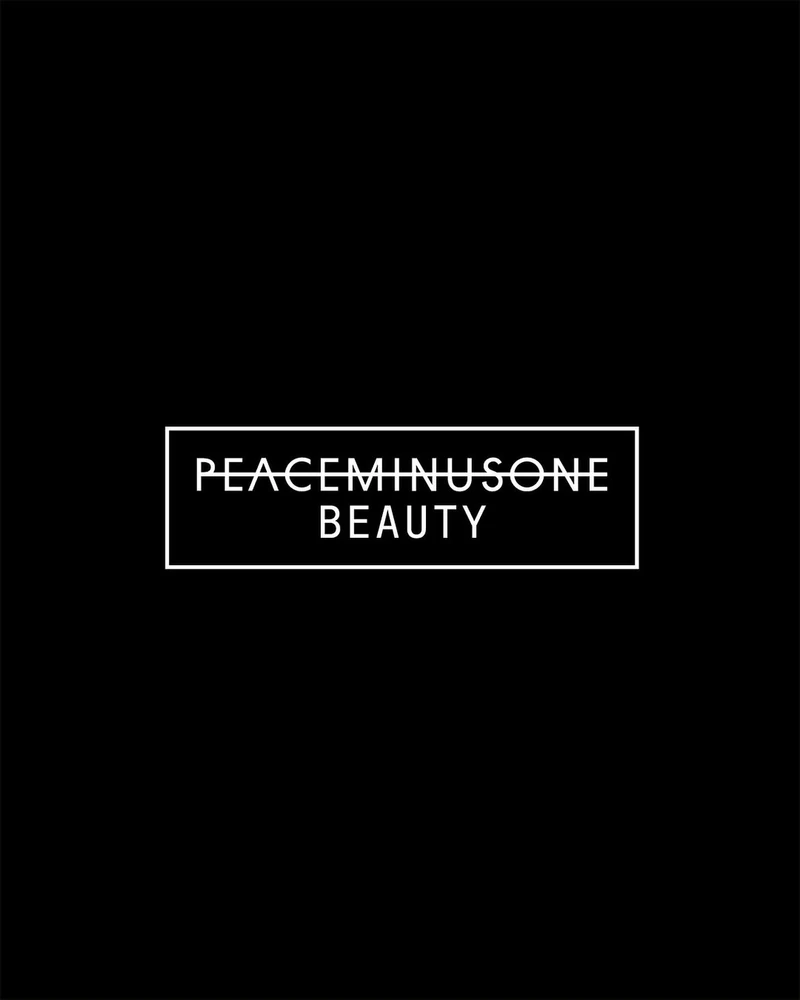피스마이너스원이 뷰티로 영역 확장💄
피스마이너스원(PEACEMINUSONE)이 글로벌 뷰티 기업 구다이글로벌과 손잡고 ‘피스마이너스원뷰티(PEACEMINUSONE BEAUTY)’를 론칭합니다. 2027년 상반기 한국에서 첫선을 보일 예정인데요. 피스마이너스원이 패션과 예술에서 선보여온 독창적인 세계관을 뷰티로 확장해 브랜드 콘셉트부터 제품 개발까지 함께할 계획입니다. 이미지2