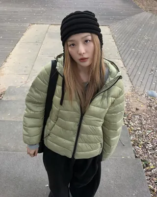 컬러장인 슬기💚🖤포인트가 있다
연두빛 탑텐 경량패딩부터 실버 패딩까지🌈 슬기 겨울 '컬러' 아우터
슬기는 연두빛 탑텐 에어테크 경량패딩에 블랙 비니와 와이드 팬츠를 코디했어요. 나머지를 블랙으로 통일해 패딩 컬러만 포인트를 줬습니다.
에어테크는 탑텐이 자체개발한 충전재로 경량성, 보온성을 고루갖춘 경량패딩이에요.올해는 단독 아우터로 입는 후드파카까지 출시되어 선택지를 더 높였습니다.
다른 날엔 실버 뉴발란스 패딩, 옐로 플리스에 레드 비니를 매치했습니다. 아우터 컬러 하나에 나머지는 블랙·그레이로 맞추는 게 슬기 겨울 코디의 공식입니다. 한 번 슬기의 코디 팁을 참고하세요! 이미지
