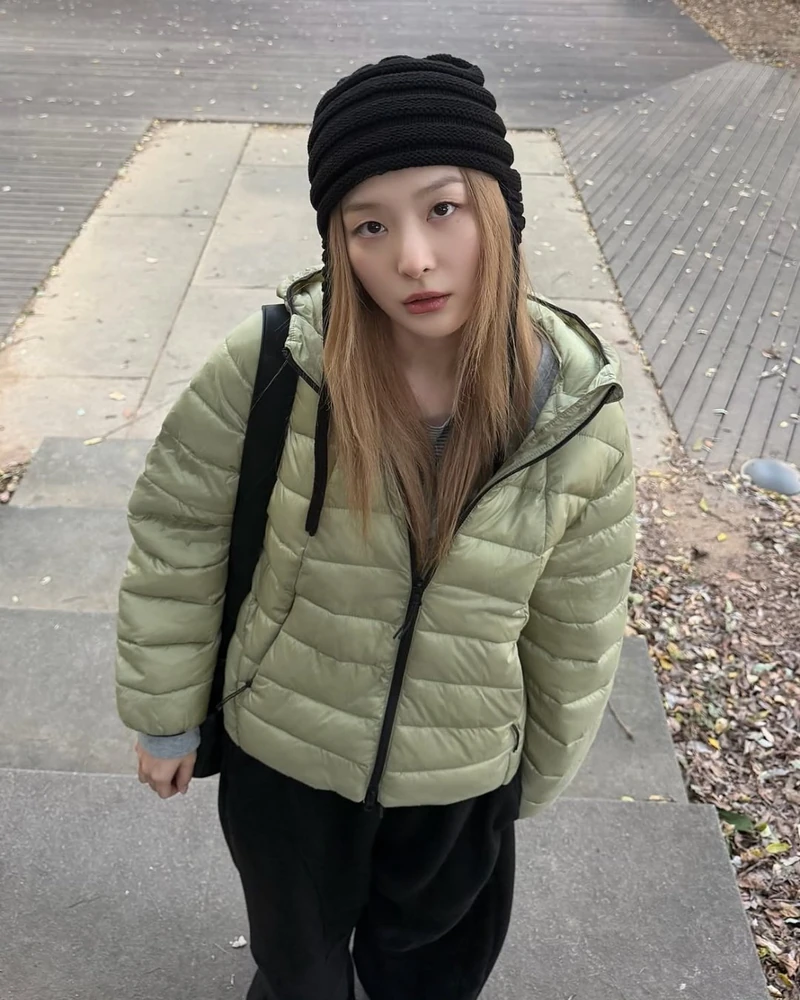 컬러장인 슬기💚🖤포인트가 있다
연두빛 탑텐 경량패딩부터 실버 패딩까지🌈 슬기 겨울 '컬러' 아우터
슬기는 연두빛 탑텐 에어테크 경량패딩에 블랙 비니와 와이드 팬츠를 코디했어요. 나머지를 블랙으로 통일해 패딩 컬러만 포인트를 줬습니다.
에어테크는 탑텐이 자체개발한 충전재로 경량성, 보온성을 고루갖춘 경량패딩이에요.올해는 단독 아우터로 입는 후드파카까지 출시되어 선택지를 더 높였습니다.
다른 날엔 실버 뉴발란스 패딩, 옐로 플리스에 레드 비니를 매치했습니다. 아우터 컬러 하나에 나머지는 블랙·그레이로 맞추는 게 슬기 겨울 코디의 공식입니다. 한 번 슬기의 코디 팁을 참고하세요! 이미지1