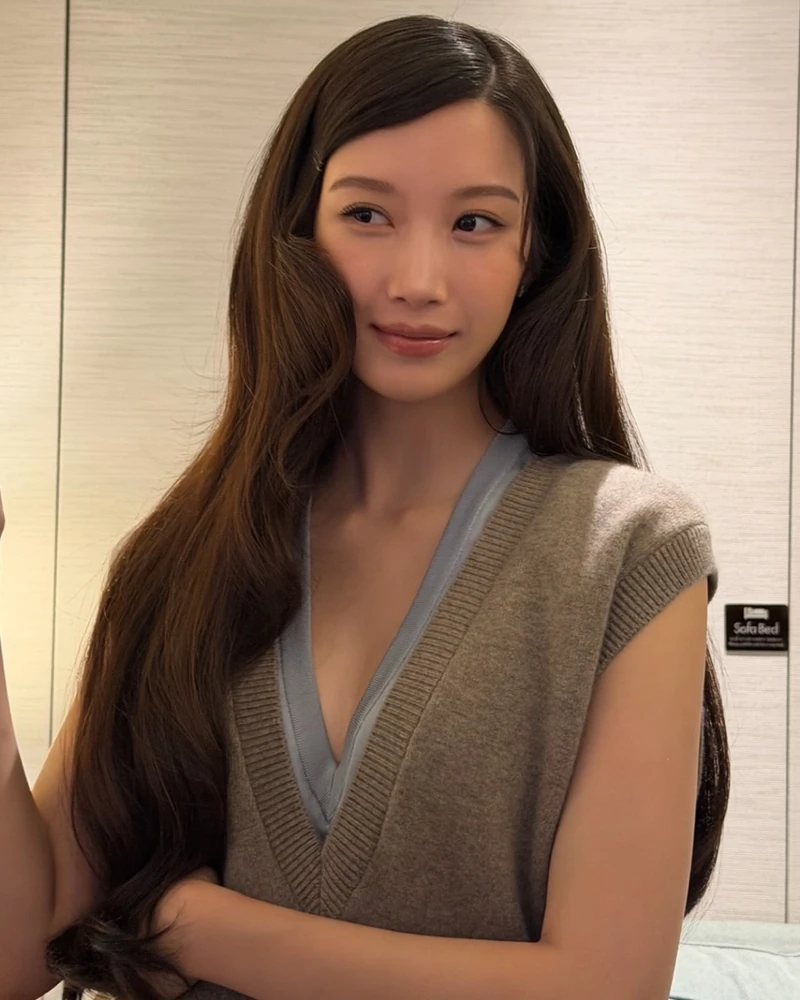 조끼? 고급지게 입는 법🩵🩶문가영
그레이 캐시미어 조끼에 블루 실크 톱🦪 문가영의 샤넬 26FW
문가영은 부산에서 샤넬 26FW 룩을 입었어요. 그레이 캐시미어 조끼 안에 블루 실크 탑을 겹쳐 V넥과 밑단으로 블루 라인을 냈습니다.
하의는 네이비 울·실크 미디 스커트에 레드 벨트를 골반에 둘러 코디했죠. 가브리엘 샤넬의 초기 컬렉션을 떠올리게 하는 스커트예요.
런웨이 룩 그대로 입되 액세서리는 반지 정도로 줄였습니다.
• 샤넬 캐시미어 탑, 650만 원대
• 샤넬 실크 탑, 630만 원대
• 샤넬 울 실크 미디 스커트, 1,520만 원대 이미지2