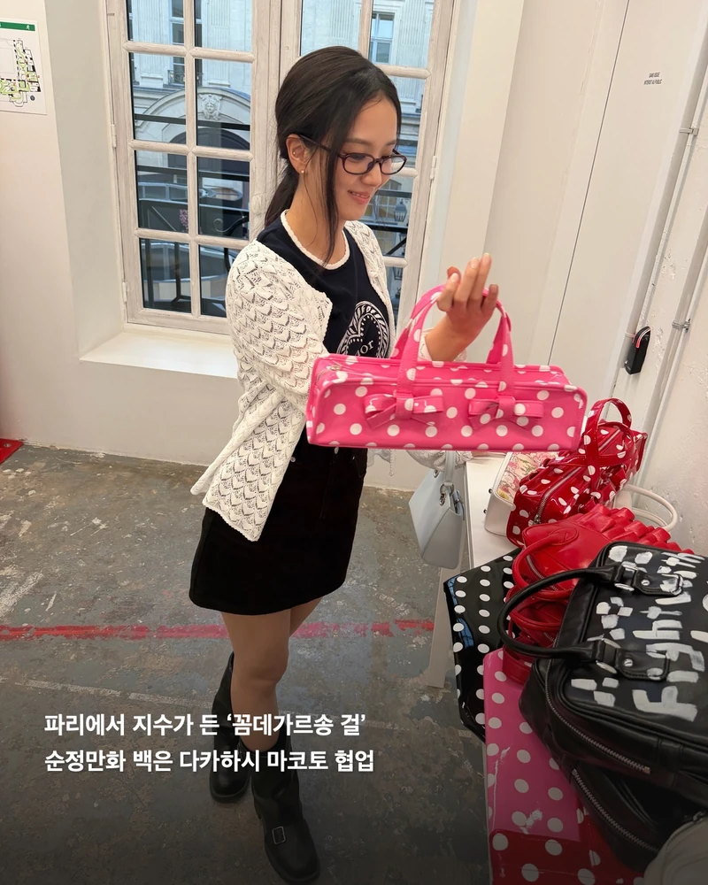 지수가 든 그 가방🎀 꼼데가르송 걸
순정만화 백부터 반스 협업까지❤️🤍 꼼데 걸 27SS도 같이 봐요!
지수가 파리 도버 스트리트 마켓에서 든 가방은 꼼데가르송 걸(COMME des GARÇONS GIRL)이에요. 순정만화 공주가 그려진 화이트 백은 일본 소녀화 거장 다카하시 마코토와 협업한 26AW 제품이고, 리본 단 핑크 도트 백도 함께 들었죠.
27SS 리씨에서도 하얀 리본을 그린 레드 에나멜 백, 'GIRL' 손글씨와 도트를 두른 블랙 백이 이어졌어요. 반스와의 협업도 있어요. 리본과 하트를 그린 어센틱이 블랙·레드, 화이트·핑크로 나왔고, 인솔엔 두 로고가 나란히 찍혔습니다. 이미지2