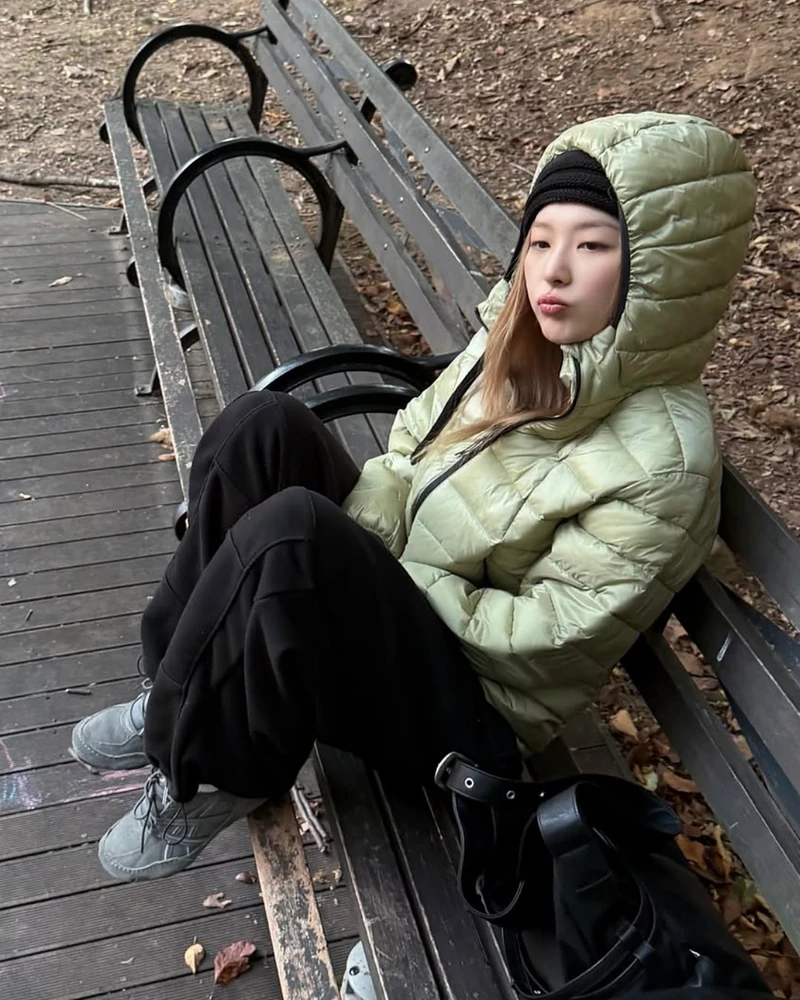 컬러장인 슬기💚🖤포인트가 있다
연두빛 탑텐 경량패딩부터 실버 패딩까지🌈 슬기 겨울 '컬러' 아우터
슬기는 연두빛 탑텐 에어테크 경량패딩에 블랙 비니와 와이드 팬츠를 코디했어요. 나머지를 블랙으로 통일해 패딩 컬러만 포인트를 줬습니다.
에어테크는 탑텐이 자체개발한 충전재로 경량성, 보온성을 고루갖춘 경량패딩이에요.올해는 단독 아우터로 입는 후드파카까지 출시되어 선택지를 더 높였습니다.
다른 날엔 실버 뉴발란스 패딩, 옐로 플리스에 레드 비니를 매치했습니다. 아우터 컬러 하나에 나머지는 블랙·그레이로 맞추는 게 슬기 겨울 코디의 공식입니다. 한 번 슬기의 코디 팁을 참고하세요! 이미지2
