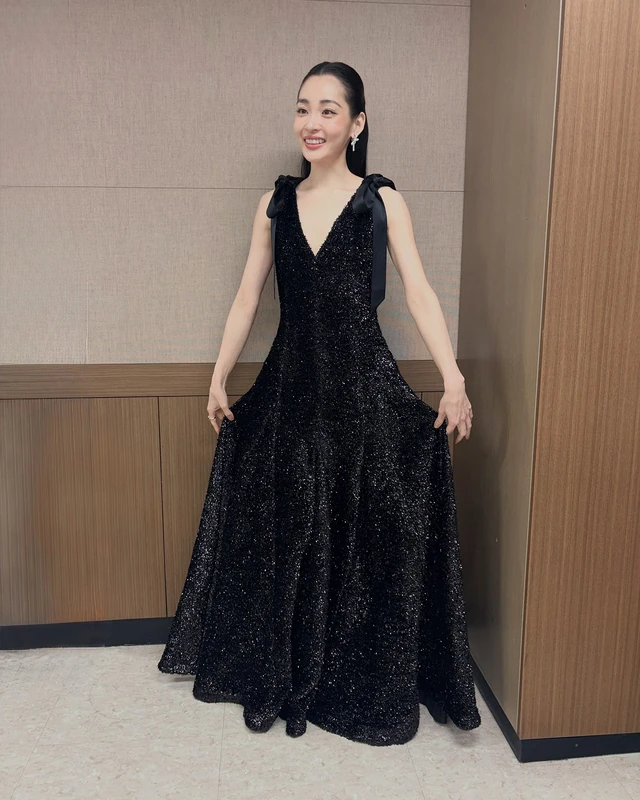 부산이 밝은 이유, 여배우들의 드레스룩 때문✨ 부산국제영화제와 부일영화상을 맞아 화려한 레드카펫만큼 눈길을 사로잡은 건 배우들의 드레스 스타일링이었습니다. 우아한 플라워 프린트 드레스부터 클래식한 블랙 글리터 드레스, 블랙과 핑크의 극적인 컬러 대비, 섬세한 레이스와 오프숄더 실루엣까지. 각자의 분위기를 살린 드레스로 가을 영화제의 밤을 완성했는데요. 여러분의 베스트 드레서는 어떤 룩인가요? 이미지