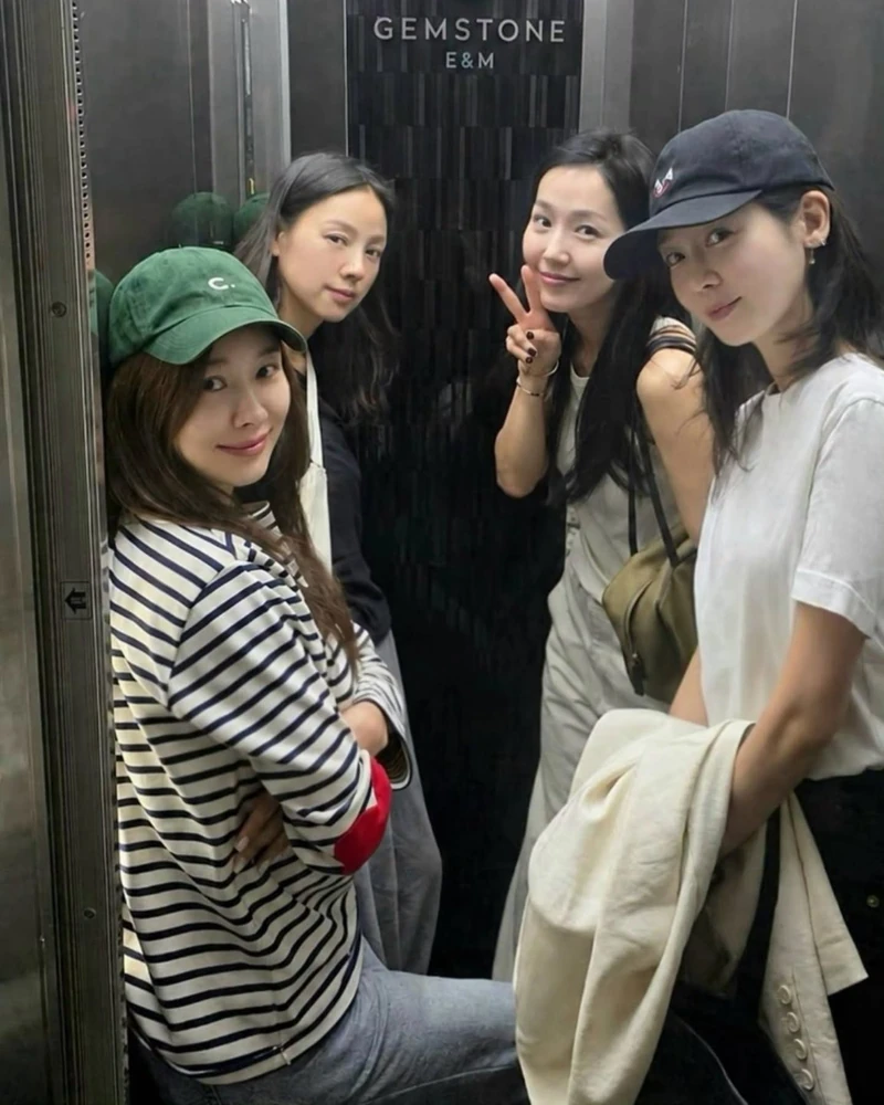 핑클 완전체, 이제 진짜 실감 나요💗
21년 만의 완전체 활동을 앞둔 핑클이 본격적인 연습에 돌입했습니다. 이효리가 공개한 사진에는 이효리, 옥주현, 이진, 성유리가 편안한 연습복 차림으로 안무를 맞추는 모습이 담겼는데요. 2005년 ‘Forever Fin.K.L’ 이후 다시 시작되는 네 사람의 완전체 활동, 벌써부터 기대됩니다. 이미지1