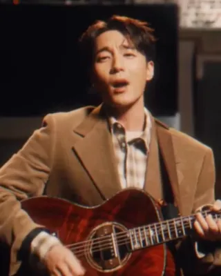 로이킴 ‘크게 울어라’🎹🎬 이번엔 박우열, 조유리, 손준호가 전합니다. 로이킴의 신곡 ‘크게 울어라’의 감성을 담은 숏필름이 추가 공개됐습니다. 앞서 추영우, 옥택연, 박형식, 이종석, 차태현, 정성일이 참여한 데 이어 박우열, 조유리, 손준호까지 합류했는데요. 각기 다른 목소리와 감정으로 “크게 울어라 내 사랑아”라는 노랫말을 풀어내며 한 곡을 여러 시선으로 완성했습니다. 배우들의 담담한 내레이션으로 로이킴의 ‘크게 울어라’를 만나보세요. 이미지