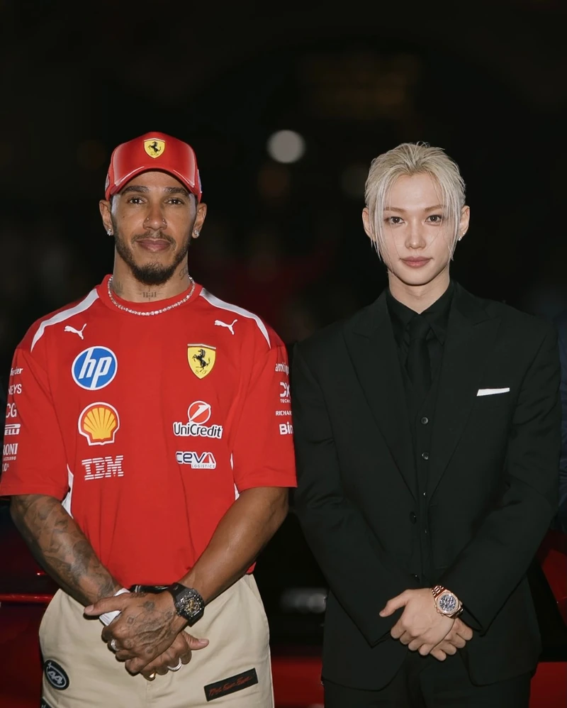 필릭스와 루이스 해밀턴, 페라리 나이트🏎️
스트레이 키즈 펠릭스가 2026 F1 싱가포르 그랑프리 페라리 나이트에서 루이스 해밀턴을 만났습니다. 이미지1