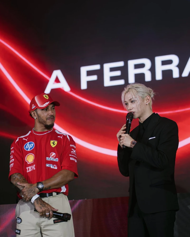 필릭스와 루이스 해밀턴, 페라리 나이트🏎️
스트레이 키즈 펠릭스가 2026 F1 싱가포르 그랑프리 페라리 나이트에서 루이스 해밀턴을 만났습니다. 이미지2