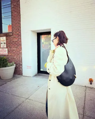 효진언니의 여행엔 어떤 가방이 함께할까?👜 뉴욕부터 제주까지, 공효진의 여행 사진에서 유독 눈에 들어오는 데일리백 3가지를 모았습니다 뉴욕에서는 블랙 컬러의 토리버치 백과 메종 마르지엘라 백을 선택해 편안한 데님과 캐주얼 룩에 자연스럽게 매치했는데요. 제주에서는 부드러운 카키 베이지 컬러의 델보 백을 선택했습니다. 스웨트셔츠와 버킷햇처럼 힘을 뺀 여행 룩에도 클래식한 백 하나만 더하면 공효진다운 스타일 완성. 언니가 들면 저도 들고 싶어요.. • 토리버치 피어스드 백, 190만 원대 • 메종 마르지엘라 Link 스몰, 450만 원대 • 델보 브리앙 템포(Brillant Tempo) 미디엄, 1400만 원대 이미지
