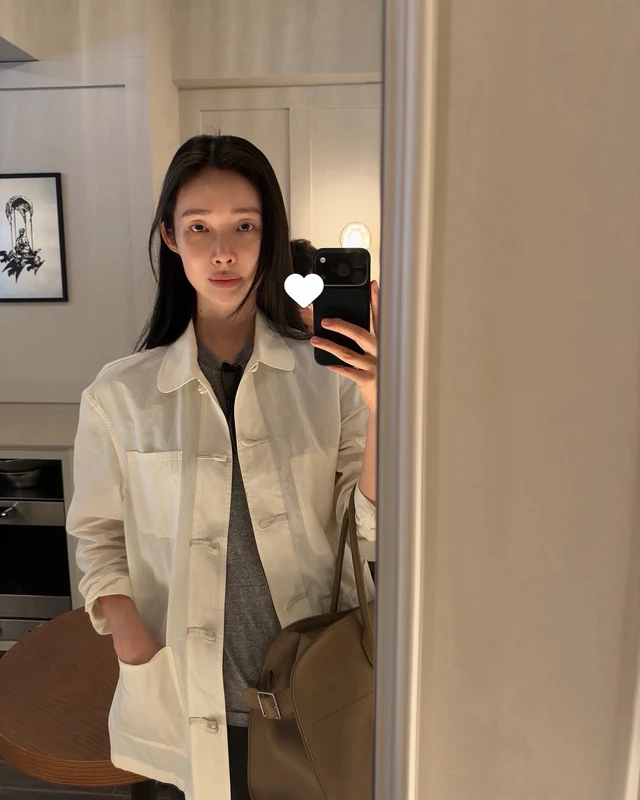 단추 대신 매듭🤍💛같은 차이나 버튼 서울엔 와이드 팬츠, 파리엔 쇼츠🪢 그녀들의 더 로우 자켓 차이나 버튼 자켓의 정체, 더로우 '베하티 재킷'. 차정원은 오프화이트 재킷에 그레이 티셔츠와 블랙 와이드 팬츠를 코디했어요. 선글라스는 티셔츠 넥라인에 걸고, 토프 레더 토트와 샌들로 톤을 맞췄죠. 같은 재킷을 김나영은 올여름 파리에서 입었습니다. 아쿠아 블루 쇼츠에 블랙 삭스와 브라운 레더 보트슈즈를 매치해 훨씬 경쾌하게 풀었어요. 재킷은 더로우의 베하티 재킷으로, 매듭 단추와 라운드 칼라를 단 박시한 오버셔츠예요. 이탈리아산 코튼 포플린을 워싱해 주름을 살려 셔츠처럼 가볍게 걸치기 좋습니다. • 더로우 베하티 재킷, 284만 원대 이미지