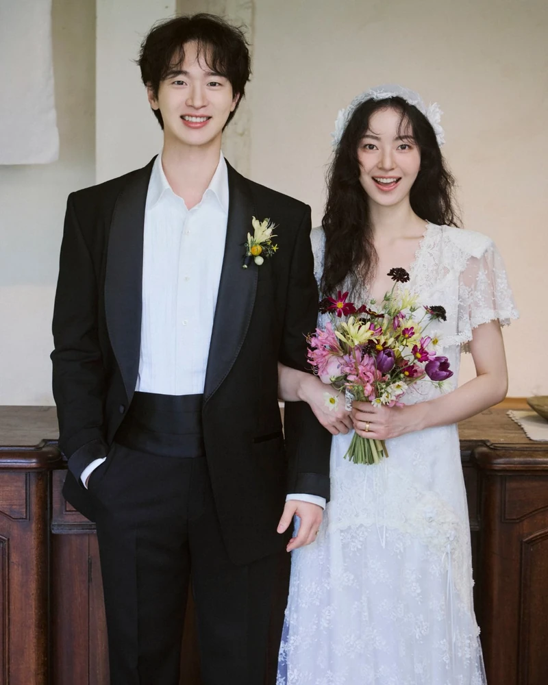장동윤❤️ 김승윤, 사랑스러운 웨딩 화보 🎉
지난 8월 깜짝 결혼 발표를 한 장동윤과 김승윤이 오늘 결혼식을 올리며 웨딩 화보를 공개했습니다. 둘은 블랙 턱시도, 빈티지 레이스 드레스를 입고 로맨틱한 분위기를 완성했는데요. 필름 카메라 감성의 장난기 가득한 컷까지, 자연스러운 애정이 묻어나는 장면들이 시선을 끕니다. 이미지1