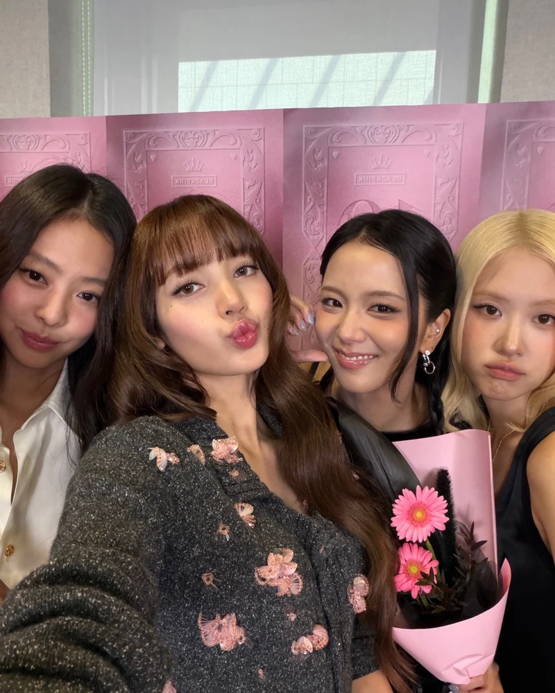 BTS부터 블랙핑크, 캣츠아이, 케데헌까지🏆
K팝이 ‘2026 키즈 초이스 어워즈’를 달굽니다.
BTS는 ‘페이보릿 뮤직 그룹/듀오’를 비롯해 앨범 ‘ARIRANG’, 수록곡 ‘SWIM’으로 총 3개 부문 후보에 올랐습니다. 블랙핑크도 이름을 올렸는데요. 로제는 여성 아티스트, 제니는 테임 임팔라와 협업한 ‘Dracula’로 컬래버레이션 부문 후보로도 지명됐습니다. 캣츠아이는 페이보릿 피메일 브레이크아웃 아티스트/그룹 후보에 올랐습니다.
‘케이팝 데몬 헌터스’ 역시 페이보릿 애니메이티드 무비부터 ‘Golden’, 안효섭·아덴 조의 목소리 연기상까지 여러 부문에 노미네이트됐습니다. 시상식은 오는 11월 14일 LA에서 열립니다. 이미지2