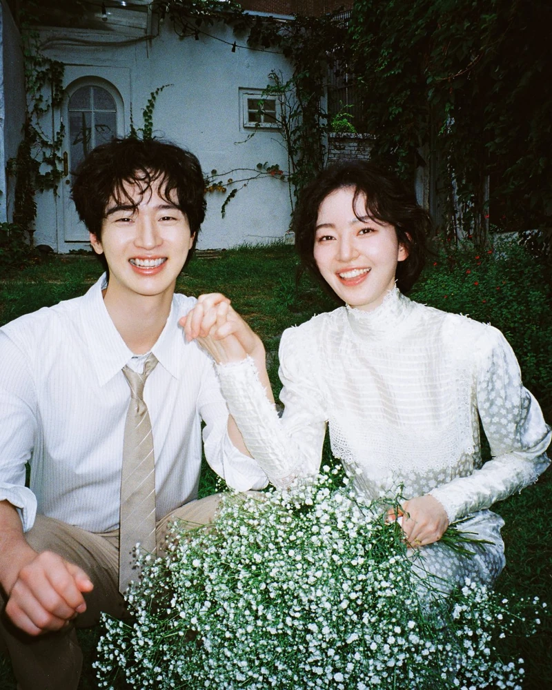 장동윤❤️ 김승윤, 사랑스러운 웨딩 화보 🎉
지난 8월 깜짝 결혼 발표를 한 장동윤과 김승윤이 오늘 결혼식을 올리며 웨딩 화보를 공개했습니다. 둘은 블랙 턱시도, 빈티지 레이스 드레스를 입고 로맨틱한 분위기를 완성했는데요. 필름 카메라 감성의 장난기 가득한 컷까지, 자연스러운 애정이 묻어나는 장면들이 시선을 끕니다. 이미지2