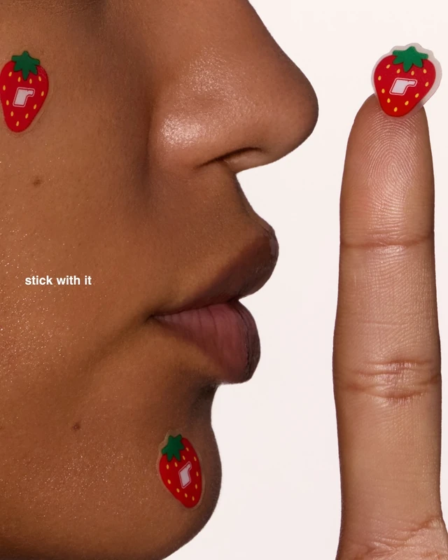 딸기 스티커인 줄 알았죠?🍓🩶 헤일리 비버의 로드🤝딸기 여드름 패치와 첫 전용 케이스 헤일리 비버의 뷰티 브랜드 로드(rhode)가 100% 하이드로콜로이드 여드름 패치 '스팟웨어'에 딸기 모양을 더했어요. 데이지·버블·젤리빈 등과 함께 여섯 가지가 됐고, 딸기는 상시 라인업으로 남습니다. 눈여겨볼 건 함께 나온 '스팟 케이스'예요. 스팟웨어 전용 케이스는 이번이 처음으로, 뚜껑 안쪽이 거울이라 밖에서도 바로 패치를 붙일 수 있죠. 패치 대신 카드를 넣으면 카드 지갑으로도 쓸 수 있습니다. • 로드 스팟 케이스 • 로드 스팟웨어 스트로베리, $16 이미지