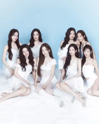 20주년에도 요정, 소녀시대가 돌아왔다💌
소녀시대가 2027 시즌 그리팅 ‘Twenty in Frost’를 공개했습니다. 청순 요정을 연상시키는 화이트 룩과 함께 여덟 멤버가 한자리에 모인 모습이 공개돼 반가움을 더했는데요. 특히 시즌 그리팅에서 완전체로 함께하는 것은 2017년 이후 처음이라 더욱 의미가 깊습니다.
2027년 데뷔 20주년을 앞둔 소녀시대. 10주년 ‘Holiday Night’, 15주년 ‘FOREVER 1’에 이어 이번에도 완전체 활동으로 이어질지 기대가 모입니다. 이미지
