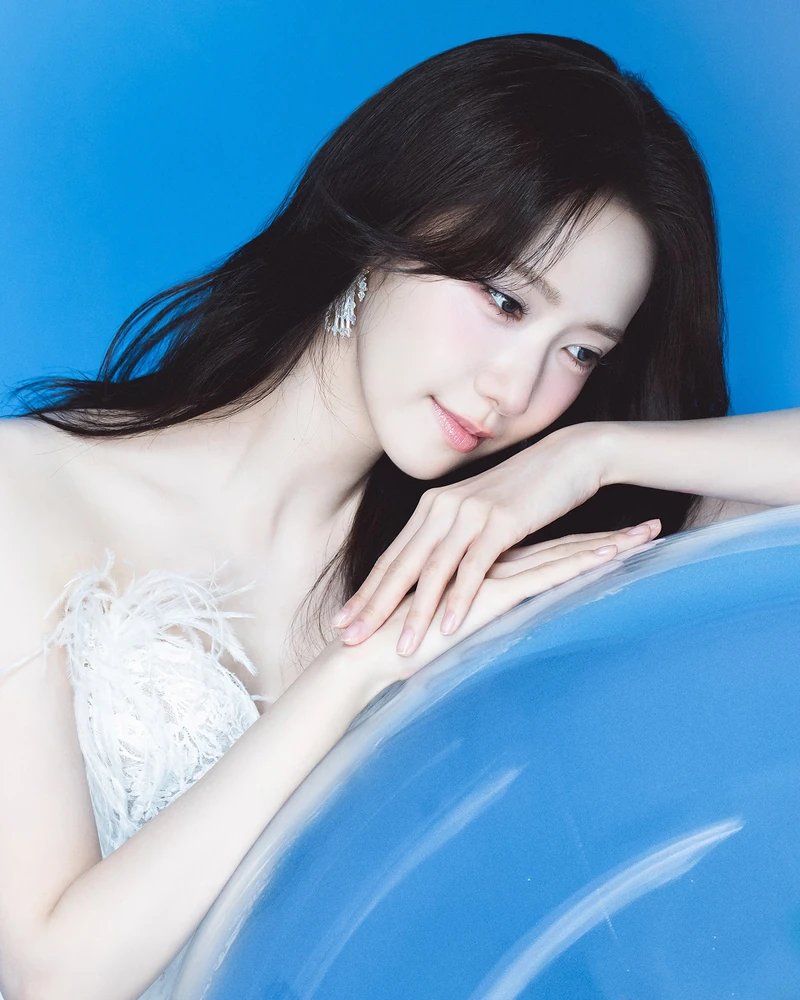 20주년에도 요정, 소녀시대가 돌아왔다💌
소녀시대가 2027 시즌 그리팅 ‘Twenty in Frost’를 공개했습니다. 청순 요정을 연상시키는 화이트 룩과 함께 여덟 멤버가 한자리에 모인 모습이 공개돼 반가움을 더했는데요. 특히 시즌 그리팅에서 완전체로 함께하는 것은 2017년 이후 처음이라 더욱 의미가 깊습니다.
2027년 데뷔 20주년을 앞둔 소녀시대. 10주년 ‘Holiday Night’, 15주년 ‘FOREVER 1’에 이어 이번에도 완전체 활동으로 이어질지 기대가 모입니다. 이미지2