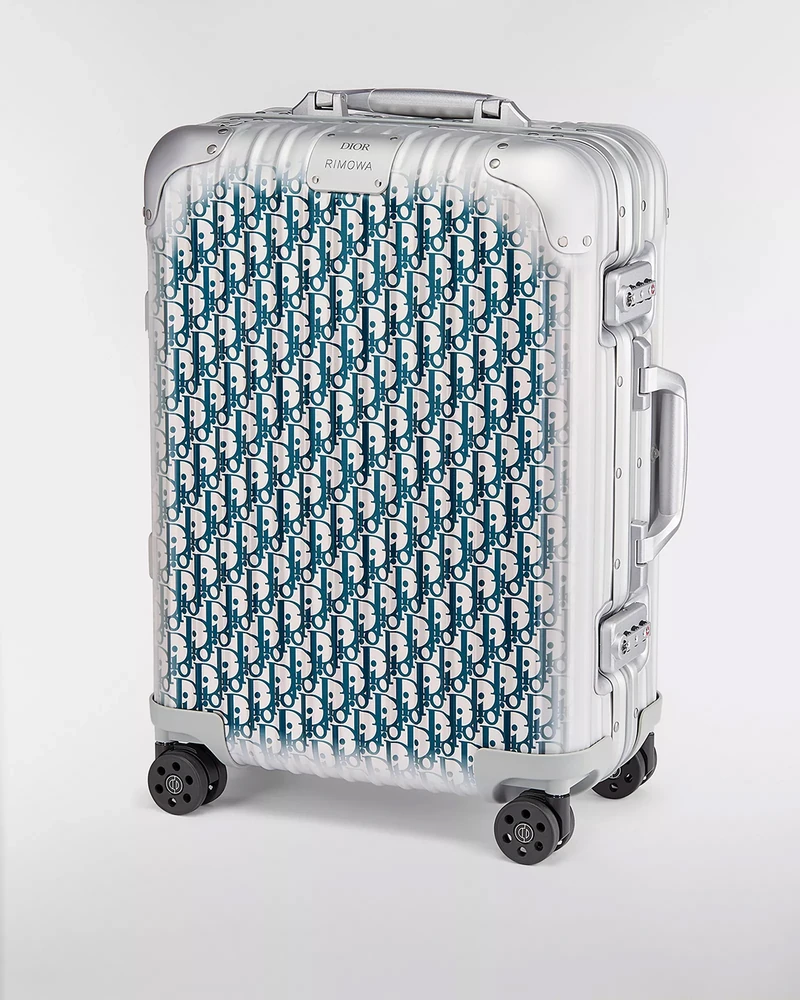 여행을 위한 가장 럭셔리한 조합✨
DIOR × RIMOWA가 다시 만났습니다. ✈️
2020년 디올 남성 컬렉션에서 첫선을 보인 디올과 리모와의 협업 컬렉션이 다시 11월 다시 돌아옵니다.
이번 러기지 캡슐은 여행을 사랑했던 무슈 디올에게 보내는 오마주. 초경량 알루미늄 케이스 위로 아이코닉한 디올 오블리크 모티브와 은은한 블루 그라데이션을 더해 시선을 사로잡습니다.
블랙과 실버를 중심으로 선보이는 기내용 캐리어는 35L 용량과 4개의 휠, TSA 인증 잠금장치를 갖춰 디자인과 실용성을 모두 챙겼는데요. 현재 디올 공식 웹사이트에서 프리오더가 진행 중이며, 정식 출시는 11월 예정입니다. 이미지2