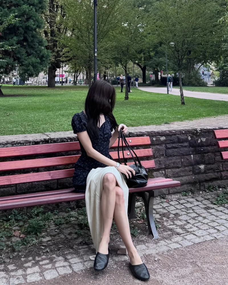 다들하는 말랑이🖤🤍할 수 있겠는데?!
발 뒤꿈치 까짐 없이 유연하게 즐기는 트렌드 2가지✌️ 확인하세요!
매번 클래식하게 입고 싶어도 딱딱한 클래식 로퍼 때문에 망설였다면? 올가을엔 발 모양을 따라 유연하게 감싸주는 말랑한 플랫 가죽 슈즈가 해결책입니다.
있지 유나가 착용한 제품은 자라의 ‘레더 플랫 뮬’! 미니원피스에 맨발로 신어 가볍게 연출했어요. 뒤가 트인 뮬 타입이라 한층 더 스타일에 여유가 느껴집니다.
좀 더 클래식한 분위기를 원한다면 윤아 룩을 참고해 보세요. 윤아가 착용한 막스마라의 '카우카소 레더 플랫슈즈'처럼 소프트한 레더 플랫에 롱스커트와 얇은 삭스를 레이어드하면 좋습니다.
• 자라 레더 플랫 뮬, 8만 원대
• 막스마라 카우카소 레더 플랫슈즈, 120만 원대 이미지1