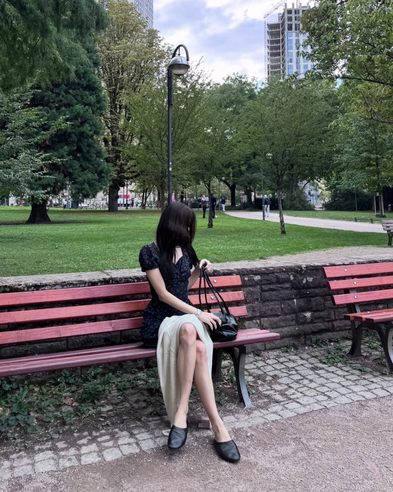 다들하는 말랑이🖤🤍할 수 있겠는데?!
발 뒤꿈치 까짐 없이 유연하게 즐기는 트렌드 2가지✌️ 확인하세요!
매번 클래식하게 입고 싶어도 딱딱한 클래식 로퍼 때문에 망설였다면? 올가을엔 발 모양을 따라 유연하게 감싸주는 말랑한 플랫 가죽 슈즈가 해결책입니다.
있지 유나가 착용한 제품은 자라의 ‘레더 플랫 뮬’! 미니원피스에 맨발로 신어 가볍게 연출했어요. 뒤가 트인 뮬 타입이라 한층 더 스타일에 여유가 느껴집니다.
좀 더 클래식한 분위기를 원한다면 윤아 룩을 참고해 보세요. 윤아가 착용한 막스마라의 '카우카소 레더 플랫슈즈'처럼 소프트한 레더 플랫에 롱스커트와 얇은 삭스를 레이어드하면 좋습니다.
• 자라 레더 플랫 뮬, 8만 원대
• 막스마라 카우카소 레더 플랫슈즈, 120만 원대 이미지2